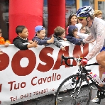 Alessio Larentis saluta i bambini del pubblico Alessio Larentis saluta i bambini del pubblico